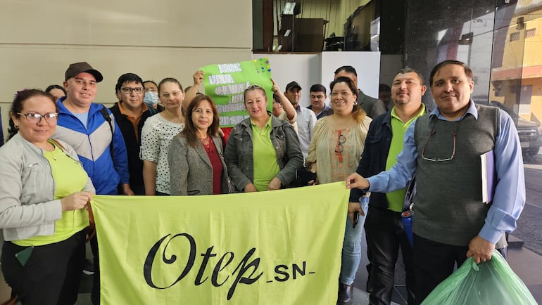 Docentes interinos en compañía de dirigentes de la Otep - SN protestaron hoy en el MEC.