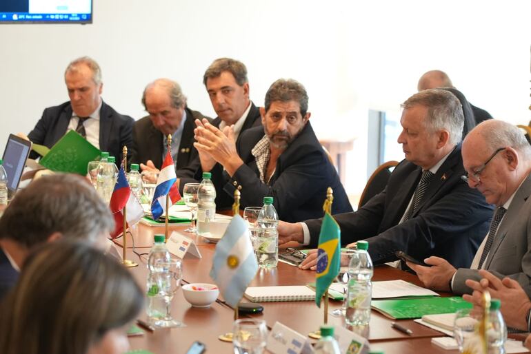 El ministro de Agricultura y Ganadería de Paraguay, Ing. Santiago Bertoni, con sus pares en la reunión del CAS, en Colonia, Uruguay, este jueves 16 de marzo.