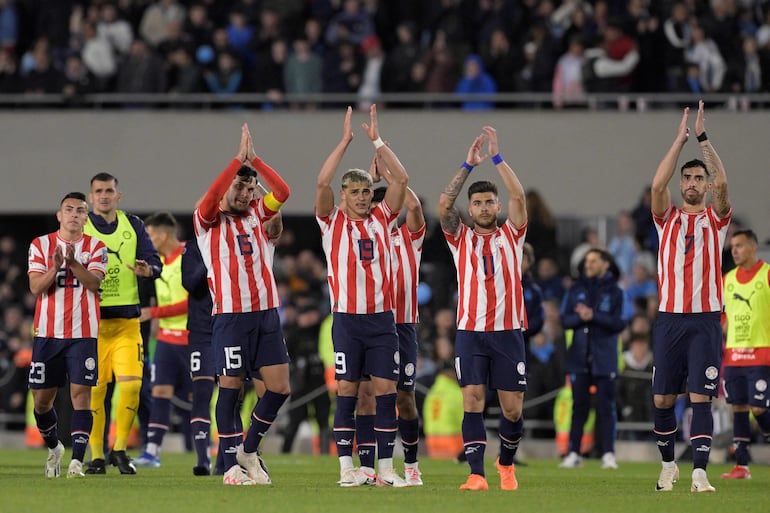 Los jugadores de la selección paraguaya saludan a los aficionados paraguayos después del partido contra Argentina por las Eliminatorias Sudamericanas al Mundial 2026.