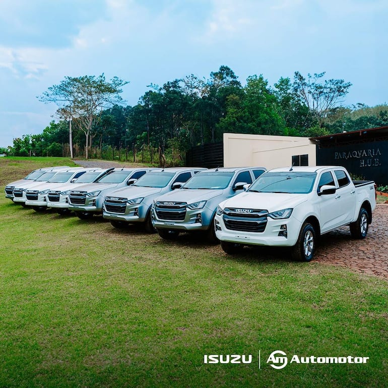 Las 8 camionetas entregadas por Automotor a la empresa UPL Paraguay.