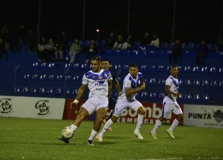 Sergio Bareiro intenta llegar al gol en un ataque de Ameliano