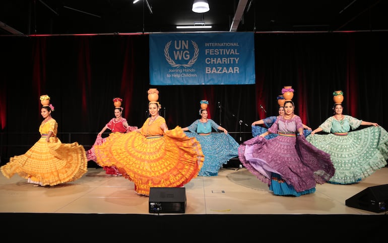 Las bailarinas paraguayas lucieron sus destrezas con el cántaro durante el bazar de caridad celebrado en Viena, Austria.