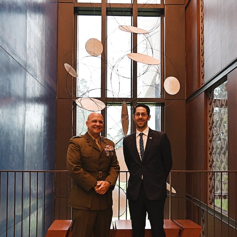 El Tte. Gral. David Bellon, comandante de Las Fuerzas de la Marina de los Estados Unidos y Amir P. Masliyah, consejero de la Embajada norteamericana en Paraguay.