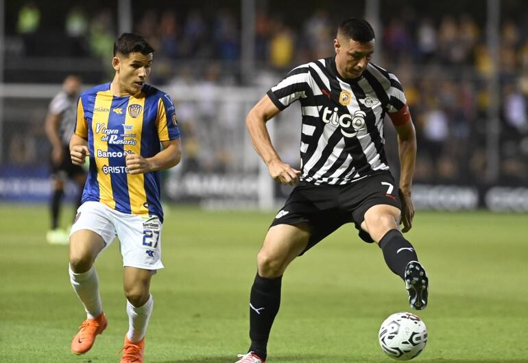 Julio Báez (Luqueño) le pelea el balón al Óscar Cardozo (Libertad).