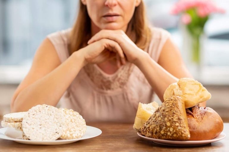 La celiaquía es una enfermedad autoinmune que hasta el día de hoy no tiene cura. Se trata con la realización de una alimentación sin gluten para luego transformarse en una condición.