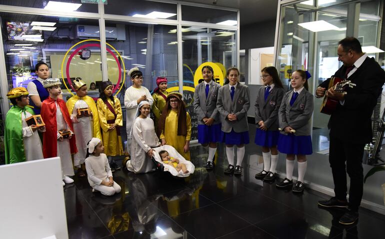 El coro del Colegio Nihon Gakko, deleitó a la redacción de ABC con tradiciones villancicos navideños. 