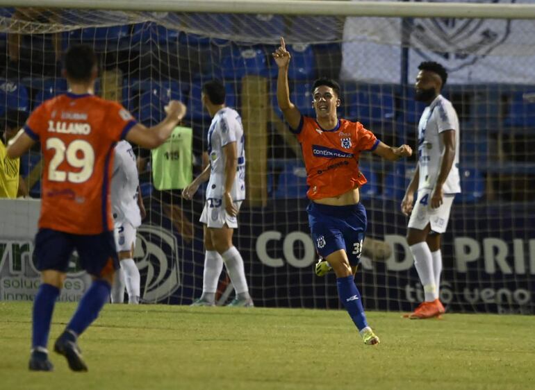 Ronald Cornet (d), futbolista del 2 de Mayo, celebra un gol en el partido frente a Sportivo Ameliano por al octava fecha del torneo Apertura 2024 del fútbol paraguayo en el estadio Luis Alfonso Giagni, En Villa Elisa.