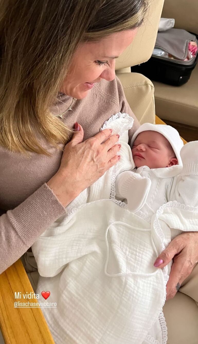 La feliz abuela Lisa Chase con Adrián en sus brazos. (Captura de la historia de Instagram de Anna Chase)