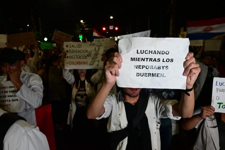 "Luchando mientras los nepobabys duermen". Manifestación de estudiantes de la UNA, Asunción, Paraguay, abril de 2024 (Silvio Rojas / ABC Color).