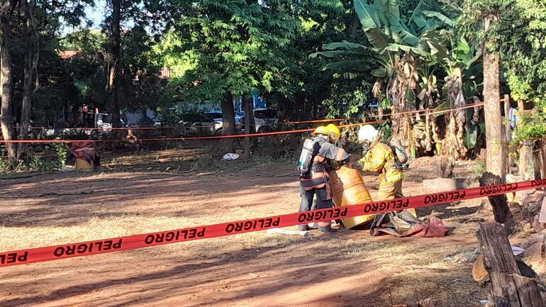 Bomberos proceden a llevar el tambor que tiene fosfamina, agroquímico altamente tóxico, para ser enterrado para su neutralización.