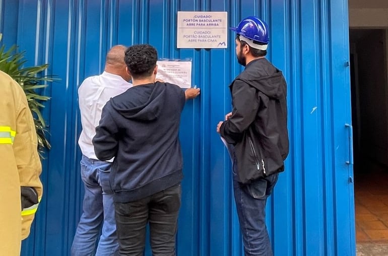 Los funcionarios municipales clausuraron temporalmente el edificio.