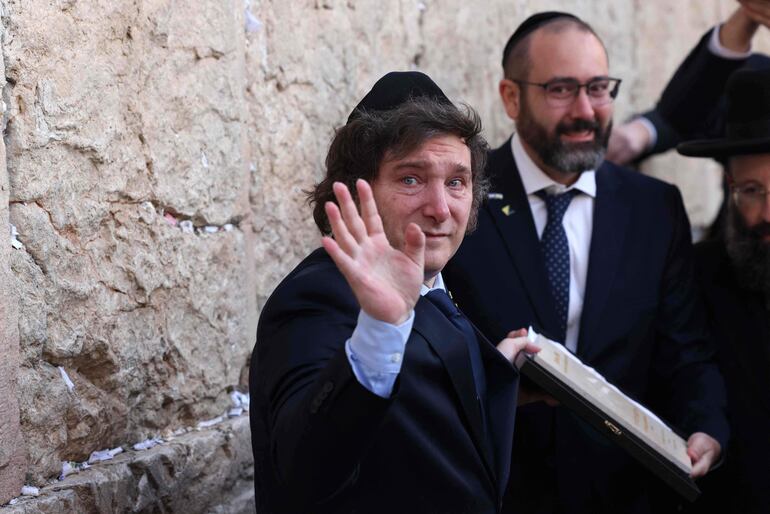 El presidente Javier Milei saluda durante una visita a Israel. 