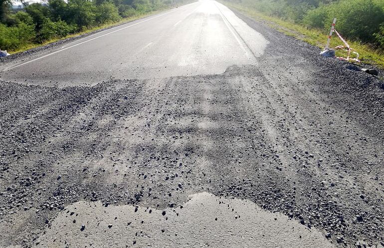 Pobladores de la zona piden reparar las fallas de la nueva ruta Villeta km 40 Alberdi.