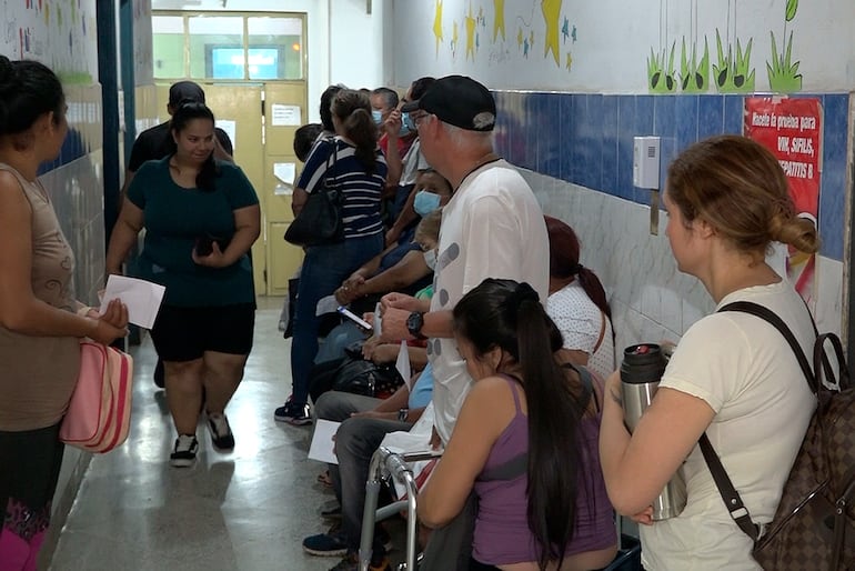 Una gran cantidad de personas acudió hoy al Hospital Barrio Obrero.