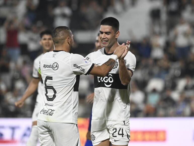 Brian Montenegro (d) es felicitado por Richard Ortiz tras uno de los dos goles que marcó para Olimpia