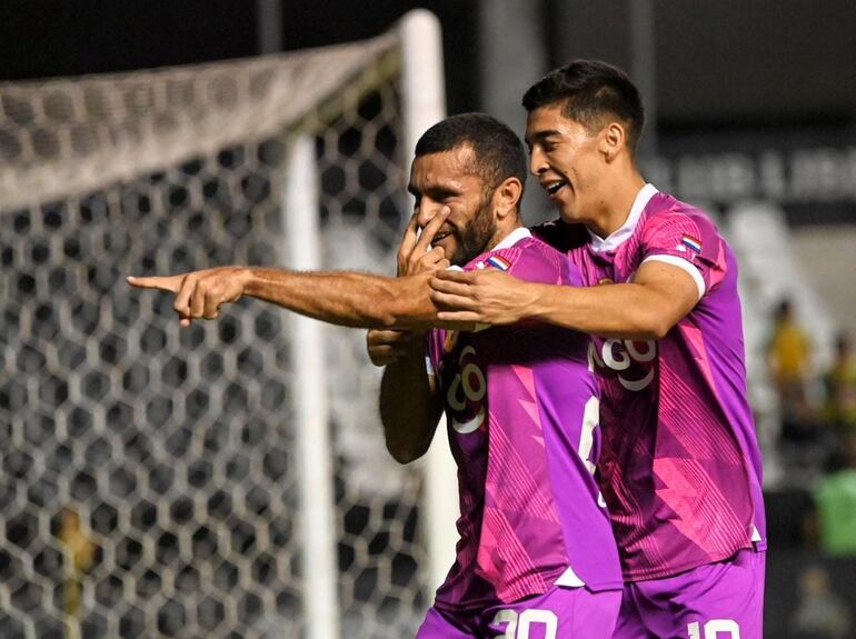 Antonio Bareiro (i), delantero de Libertad, festeja un gol en el partido con Resistencia por la décimo novena jornada del torneo Clausura 2023 del fútbol paraguayo en el estadio La Huerta, Asunción.