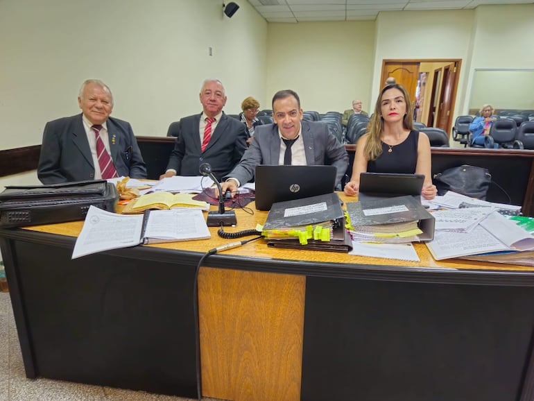 Los abogados querellantes Rolando Alum y Carlos Álvarez, junto a los fiscales Luis Chaparro y Sonia Sanguinés.