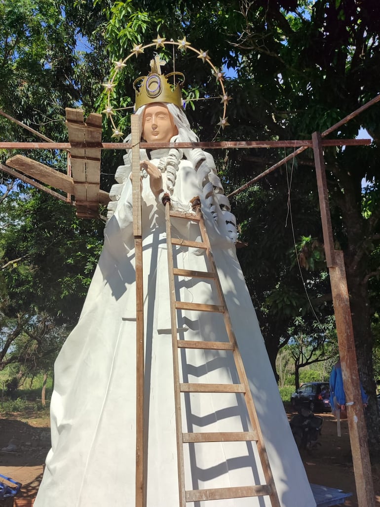 La escultura de la Virgen mide unos 10 metros.