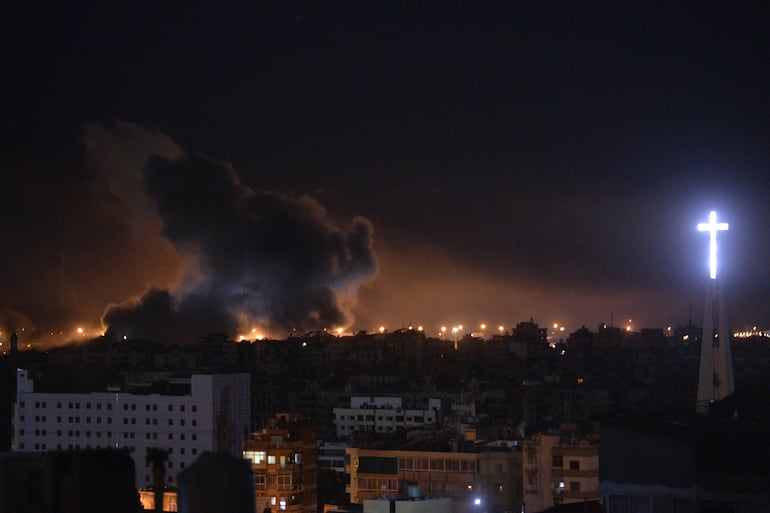 El humo se eleva como resultado de un ataque aéreo israelí en Dahieh, en el suburbio sur de Beirut, Líbano.