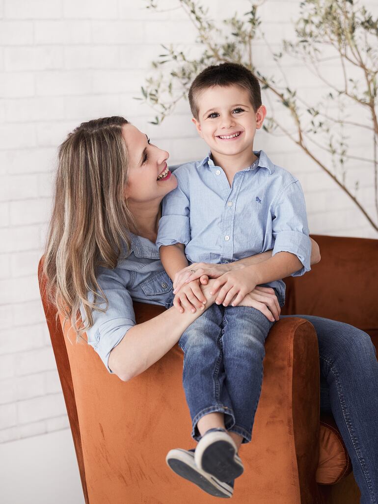 ¡Pura ternura! Lory Anderson mirando con amor a su principito Felipe. (Jazmín Rodríguez)