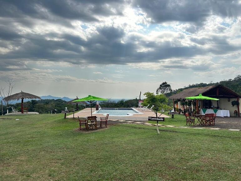 La posada turística "El Paraíso", es un lugar habilitado para visitar en La Colmena.