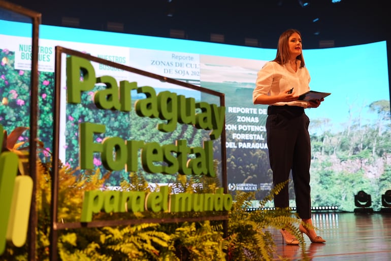 La presidenta del Infona, Cristina Goralewski, durante la presentación del Portal de bosques y uso de la tierra, del Paraguay.