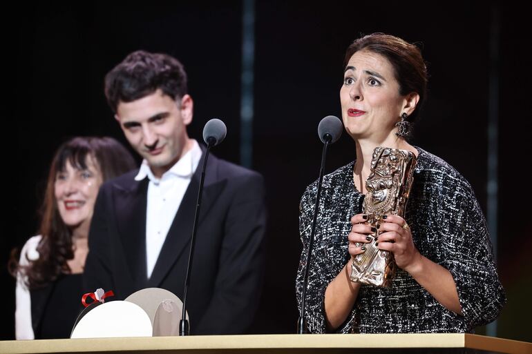 La cineasta española Elena López Riera recibiendo su premio al Mejor Documental.