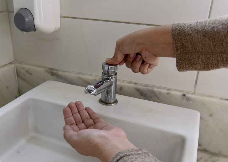 En plena pandemia la Essap deja nuevamente sin agua a usuarios.