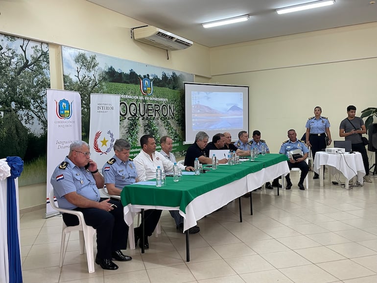 El Ministro del Interior en su visita al Chaco se reunió con la cúpula policial y con autoridades locales.