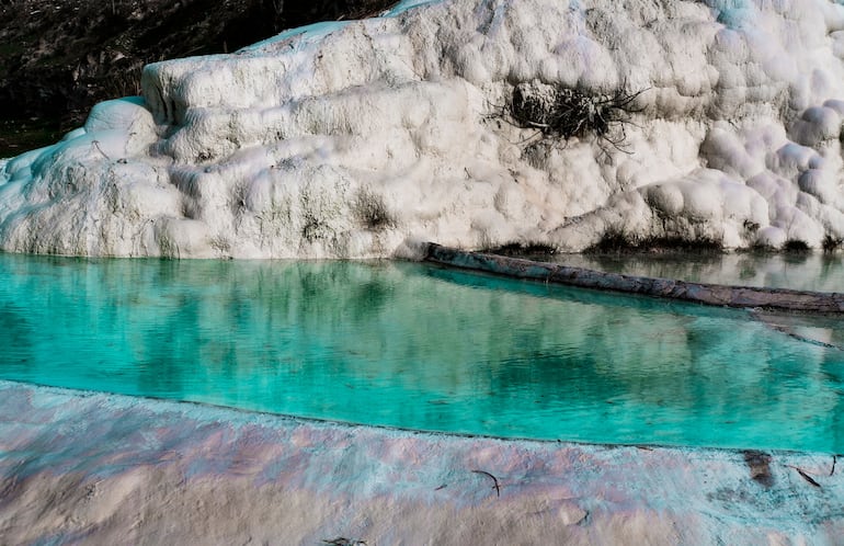 Piscinas blancas de piedra caliza, manantiales hidrotermales o geotérmicos en Pamukkale, patrimonio natural de Turquía.