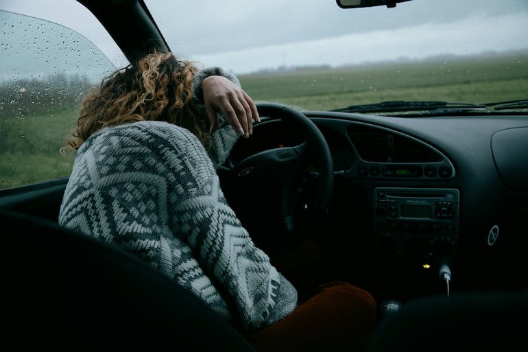 Imagen ilustrativa: una conductora apoyada en el volante de un vehículo.