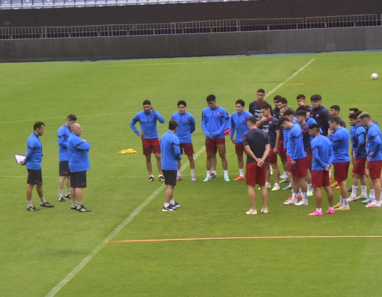 El cuerpo técnico y los jugadores de Cerro Porteño en el primer entrenamiento de la era Diego Gavilán.