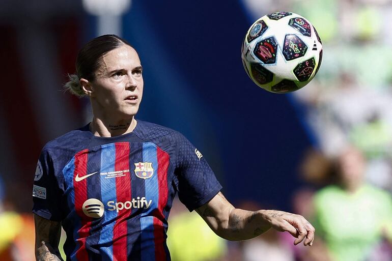 (FILES) Barcelona's Spanish defender Mapi Leon attempts to control the ball during the UEFA Women's Champions League final football match between FC Barcelona and Wolfsburg in Philips Stadium, in Eindhoven, on June 3, 2023. RCD Espanyol football club on February 10, 2025 called an obscene gesture "unacceptable" by the player of Barcelona Mapi Leon, accused of having touched the genital area of the Colombian Daniela Caracas during the match that ended in victory for the azulgrana 2-0 on February 9, 2025. (Photo by KENZO TRIBOUILLARD / AFP)