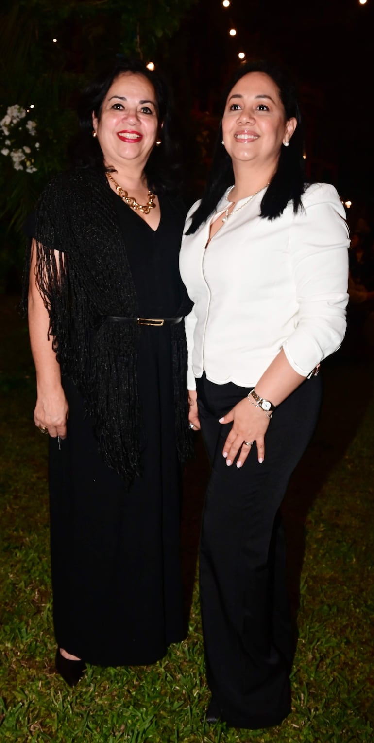 Teresita Ayala junto a Ana Gaona. 