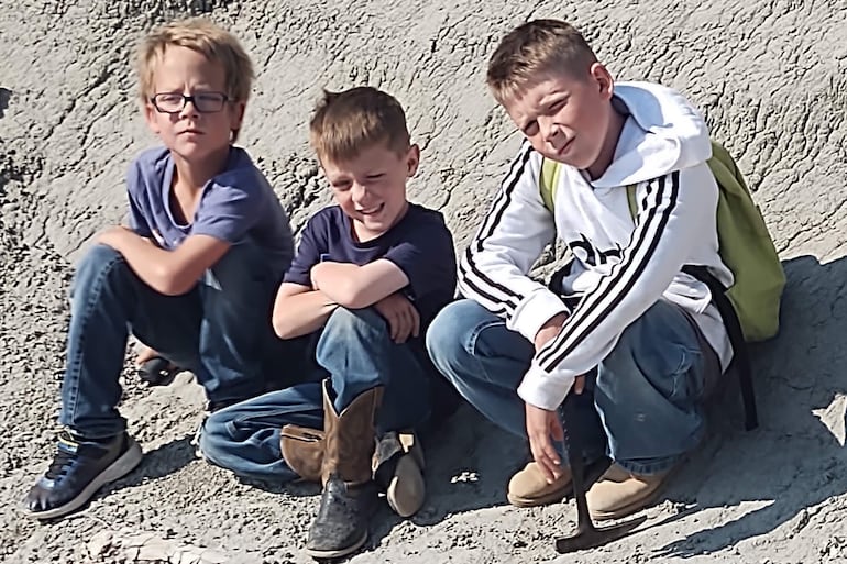 Los tres niños que descubrieron el fósil de un joven dinosaurio Tiranousario Rex (T-Rex), Jessin, Liam y Kaiden, posando en Dakota del Norte (EE.UU.).