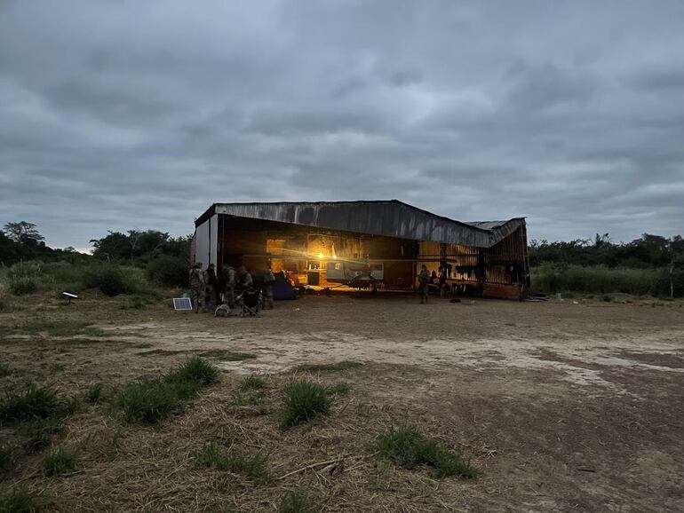 El hangar dentro del cual fueron detenidos los extranjeros, en febrero pasado, y que era considerado base de operaciones de Marset y Tío Rico.