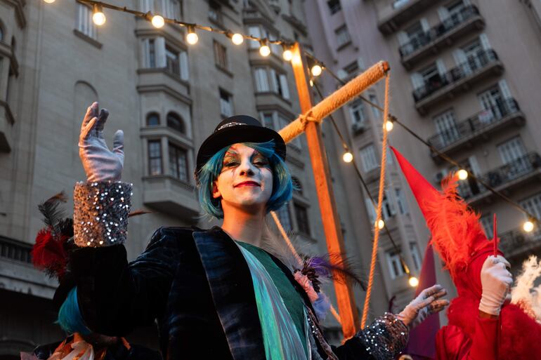 Un artista participa en el Desfile Inaugural del Carnaval de Montevideo, este jueves en Montevideo (Uruguay). 