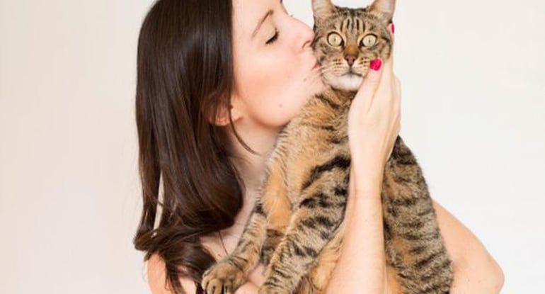 Mujer abrazando a su gato