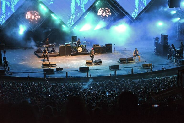 La banda argentina Airbag cerró el festival de música ReciclArte este sábado en el anfiteatro José Asunción Flores de San Bernardino.