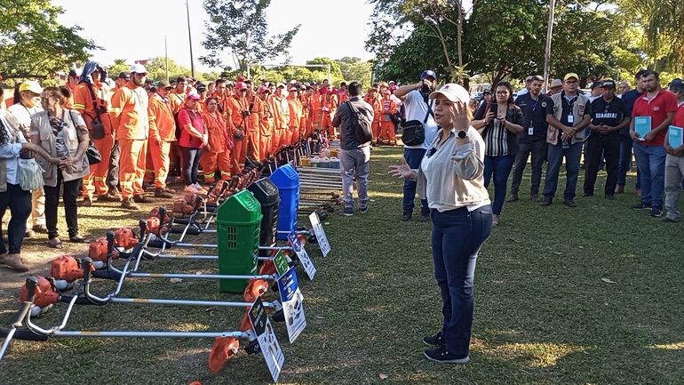 Durante la minga instaron a los integrantes de cada hogar a eliminar los posibles criaderos de mosquitos.