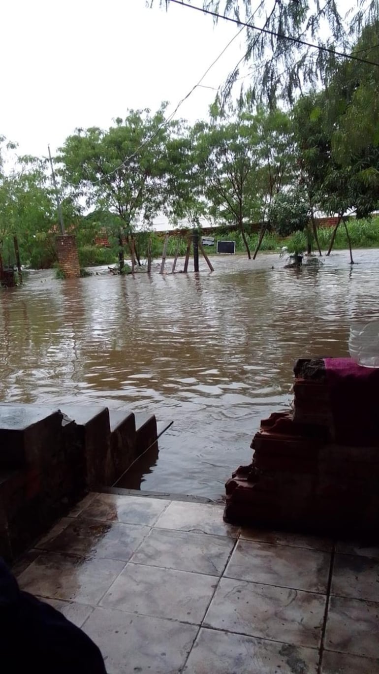 Hasta una escuela quedó bajo agua debido a la inundación que sufrió el barrio Central de Mariano Roque Alonso.