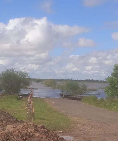 Puerto Carrizal, en San Cosme y Damián, continúa bajo las aguas del río Paraná.