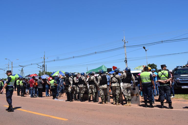 Educadores, al despejar la ruta, ya quedaron bajo fuerte custodia de cascos azules y efectivos policiales de diferente comisarías.