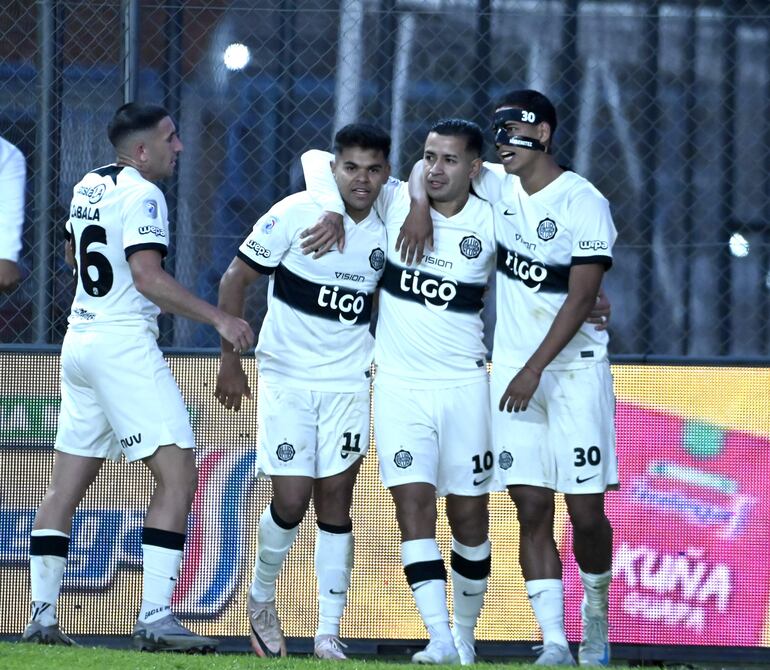 Derlis Alberto González es congratulado tras su gol por Rodney Redes, Hugo Adrián Benítez y Facundo Zalaba.