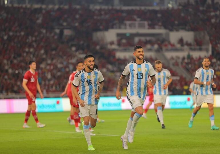 Cristian Romero (13) festeja su gol, el segundo albiceleste.  AFA