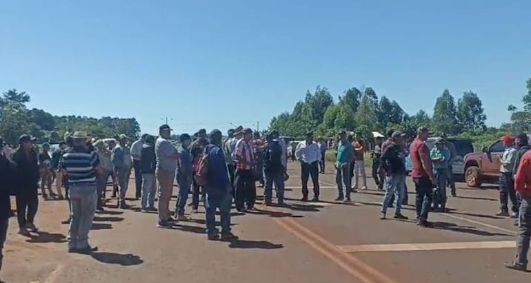 Federación de Yerbateros cierran ruta en Itapúa en protesta contra veto de Peña al proyecto de ley de protección a los productores de yerba mate.