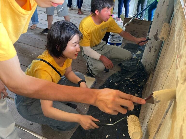 En Puerto Esperanza pintaron aulas y donaron útiles a los niños.
