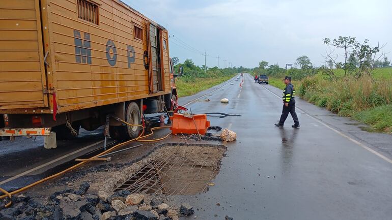 Patrulla Caminera cerró media calzada ante desprendimiento de parte del puente en Tacuatí.