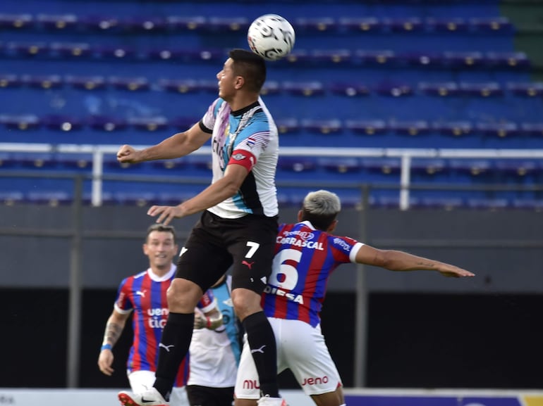 Óscar Cardozo, jugador de Libertad, cabecea un balón en el partido frente a Cerro Porteño por el torneo Apertura 2024 del fútbol paraguayo en el estadio Defensores del Chaco, en Asunción.