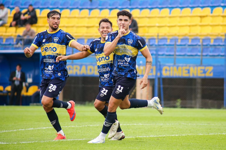 Gustavo Núñez celebra el segundo tanto auriazul, acompañado por Marcelo Estigarribia y Claudio Garay. (Foto: APF)